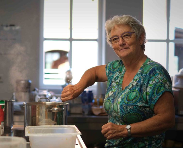 Portret moeder in keuken