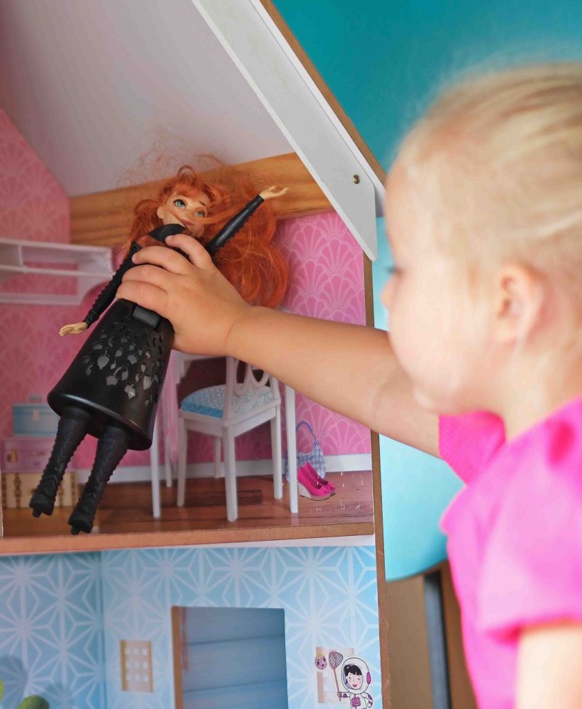 Kind speelt met speelgoed